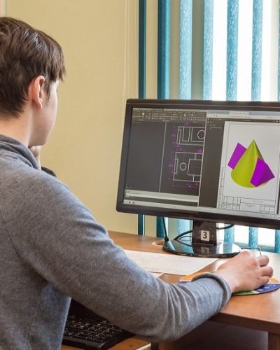 ingeniero con pc autocad